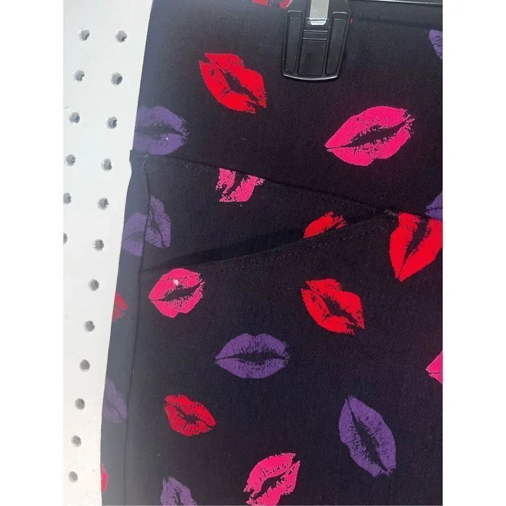 Torrid pixie lips print pants - Picture 5 of 11